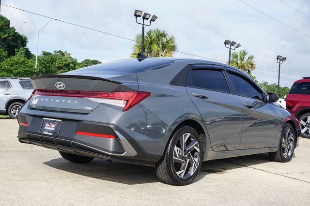 Used 2025 Hyundai Elantra SEL FWD image 4