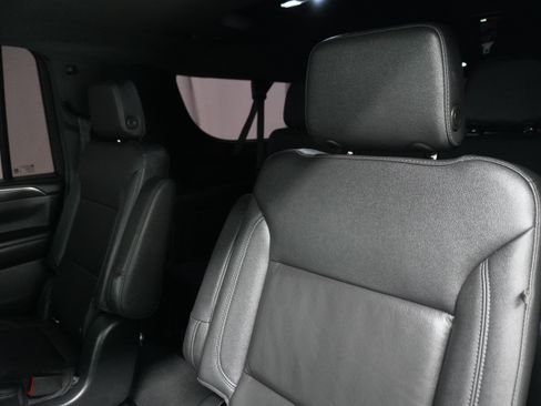 Used 2022 Chevrolet Suburban Z71 w/ Luxury Package AWD/4WD image 12