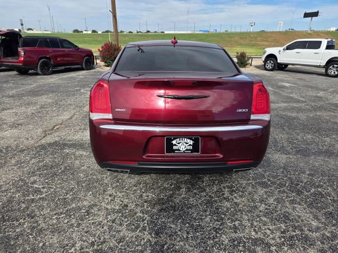 Used 2019 Chrysler 300 Limited AWD/4WD image 6