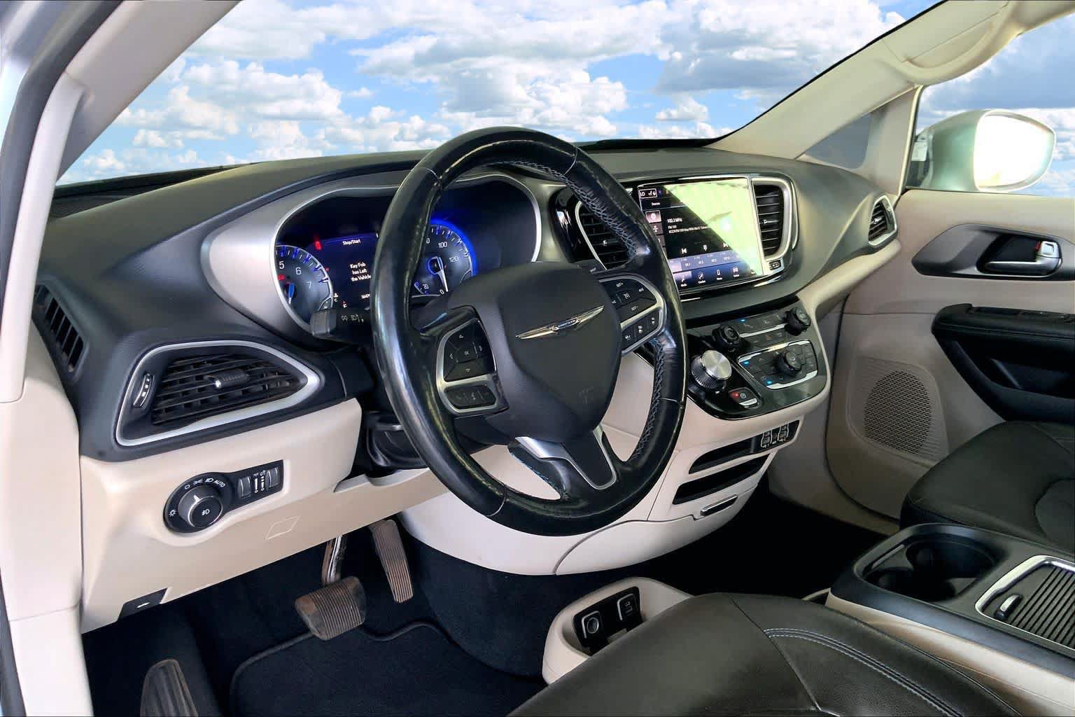 Used 2021 Chrysler Pacifica Touring-L FWD image 2