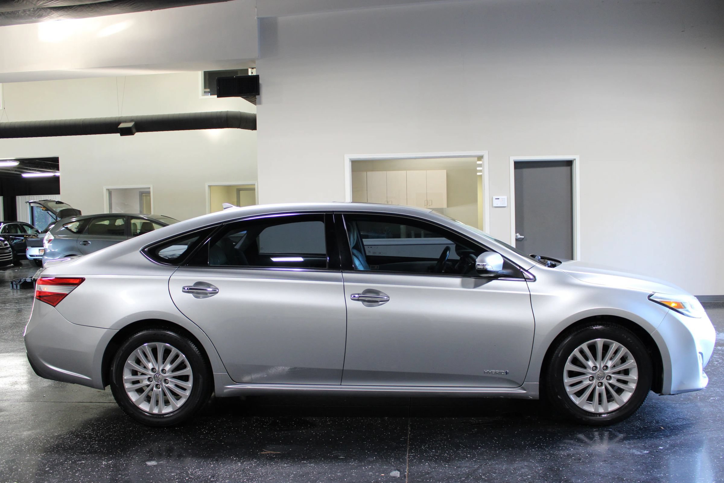 Used 2015 Toyota Avalon Limited w/ Technology Package FWD image 2