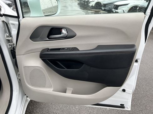 Used 2020 Chrysler Pacifica Touring-L image 18