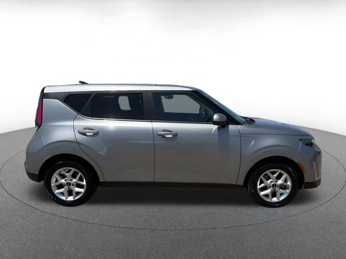 Used 2025 Kia Soul LX w/ LX Technology Package FWD image 16
