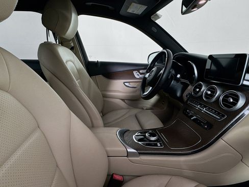 Used 2018 Mercedes-Benz GLC 300 4MATIC w/ Premium Package image 27