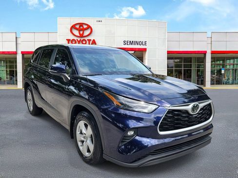 Used 2024 Toyota Highlander LE FWD image 2