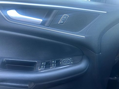 Used 2020 Ford Edge SEL image 11