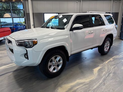 Used 2022 Toyota 4Runner SR5 Premium w/ Moonroof Package AWD/4WD image 45