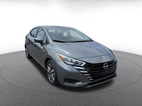 Used 2025 Nissan Versa SV image 3