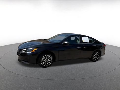 Used 2025 Nissan Altima 2.5 SV FWD image 7