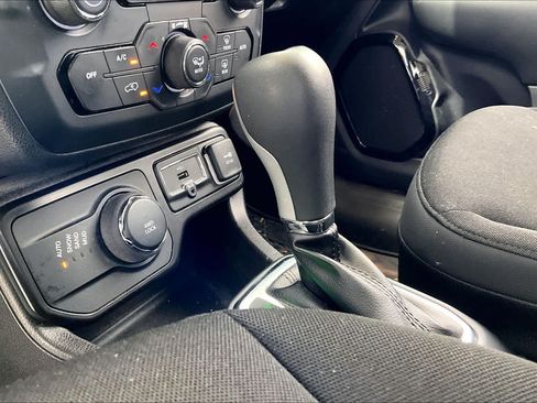 Used 2020 Jeep Renegade Altitude w/ UConnect 8.4 Nav Group AWD/4WD image 17