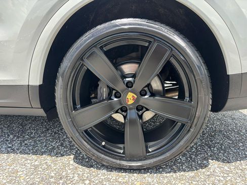 Used 2023 Porsche Cayenne AWD/4WD image 31