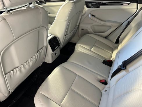 Certified 2025 Porsche Macan AWD/4WD image 14