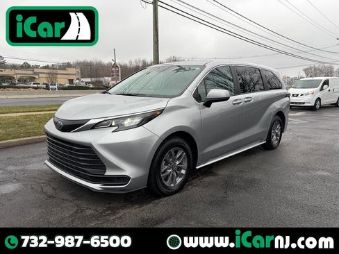 Used 2024 Toyota Sienna LE image 1
