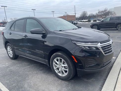 Used 2023 Chevrolet Equinox LS w/ LS Convenience Package image 3