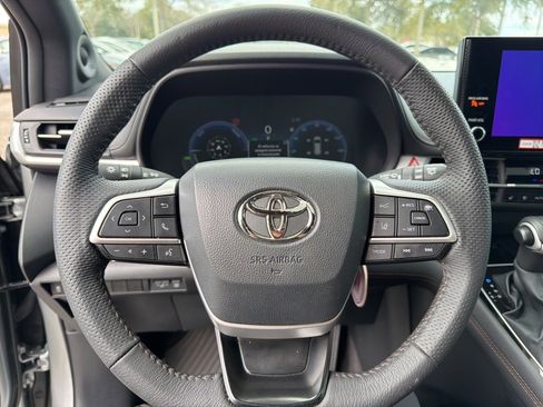 Used 2025 Toyota Sienna Limited image 15