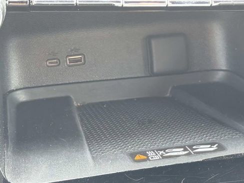 Used 2025 Chevrolet Traverse LT image 25