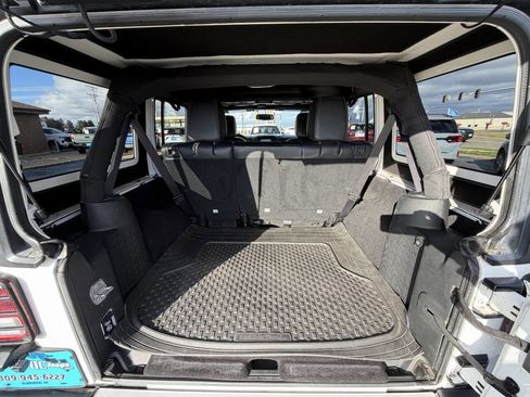 Used 2017 Jeep Wrangler Unlimited Sahara w/ Connectivity Group image 17