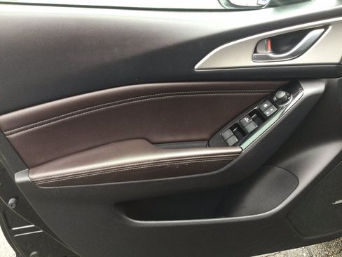 Used 2018 MAZDA MAZDA3 Touring FWD image 12