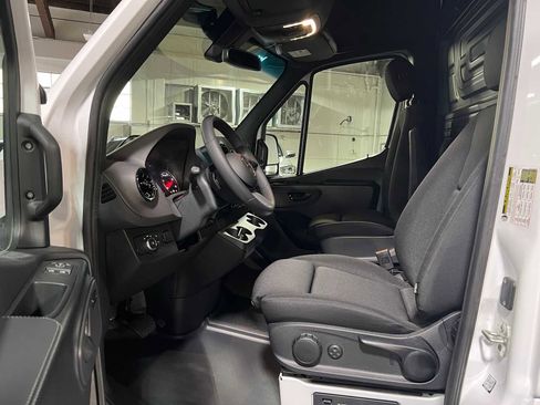 Used 2025 Mercedes-Benz Sprinter 2500 image 20