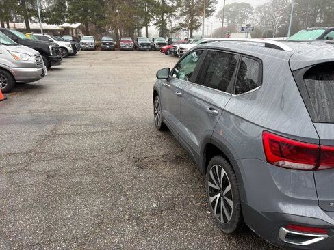 Used 2023 Volkswagen Taos SE w/ Panoramic Sunroof Package image 5