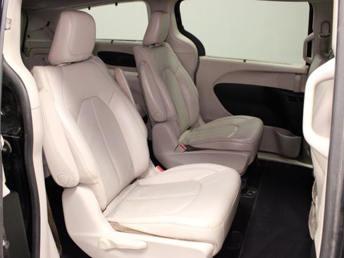 Used 2018 Chrysler Pacifica Touring-L FWD image 15