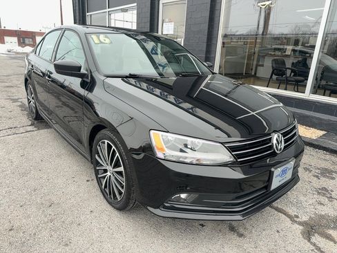 Used 2016 Volkswagen Jetta Sport image 2