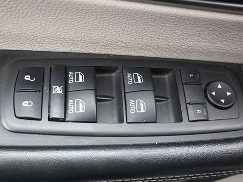 Used 2022 Chrysler Pacifica Touring-L w/ Uconnect Theater Family Group image 7