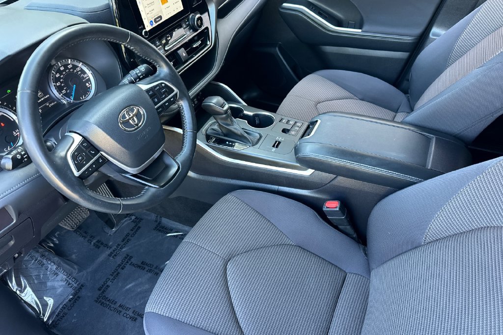 Used 2023 Toyota Highlander LE AWD/4WD image 10