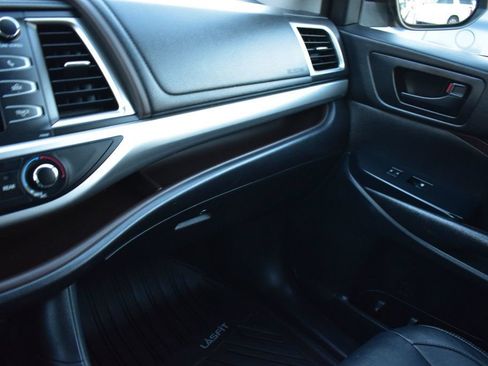 Used 2014 Toyota Highlander LE FWD image 37