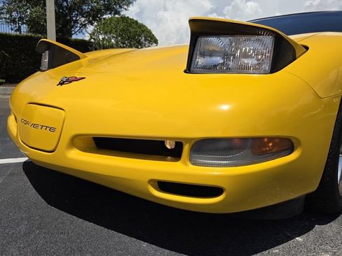 Used 2001 Chevrolet Corvette Coupe w/ Preferred Equipment Group2 RWD image 9