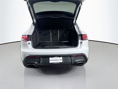 Certified 2022 Porsche Macan AWD/4WD image 36
