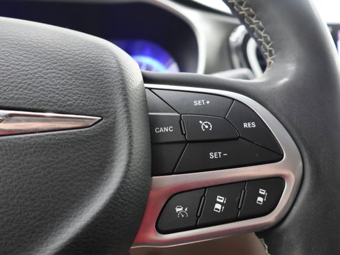 Used 2023 Chrysler Pacifica Touring-L AWD/4WD image 14
