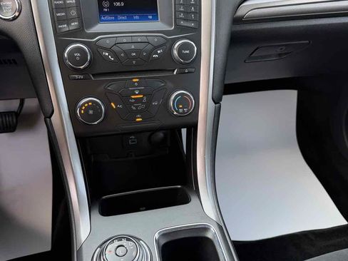 Used 2017 Ford Fusion SE FWD image 22