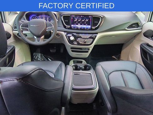 Certified 2024 Chrysler Pacifica Touring-L image 28