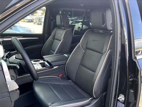 Used 2025 Cadillac Escalade Premium Luxury AWD/4WD image 11