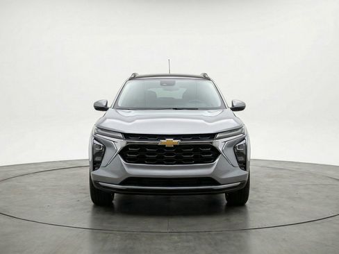 Used 2025 Chevrolet Trax LT w/ LT Convenience Package FWD image 2