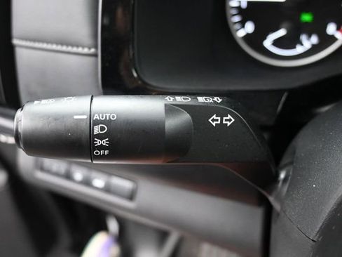 Used 2025 Nissan Pathfinder SV FWD image 32