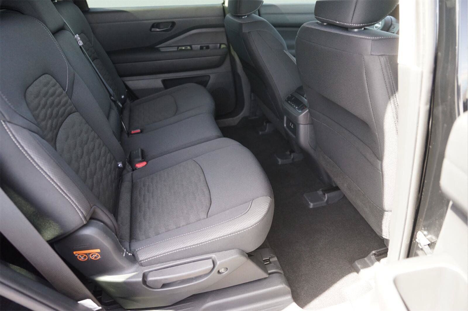 Used 2025 Nissan Pathfinder SV FWD image 17