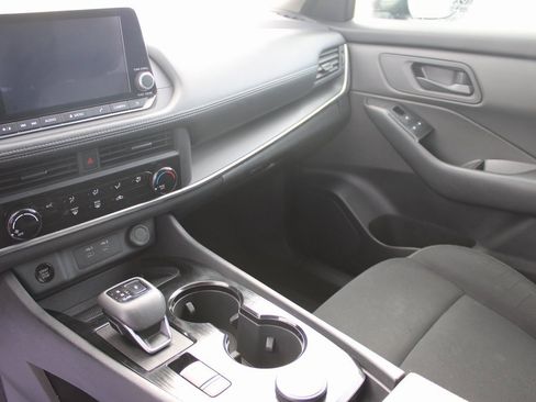 Used 2024 Nissan Rogue S image 15