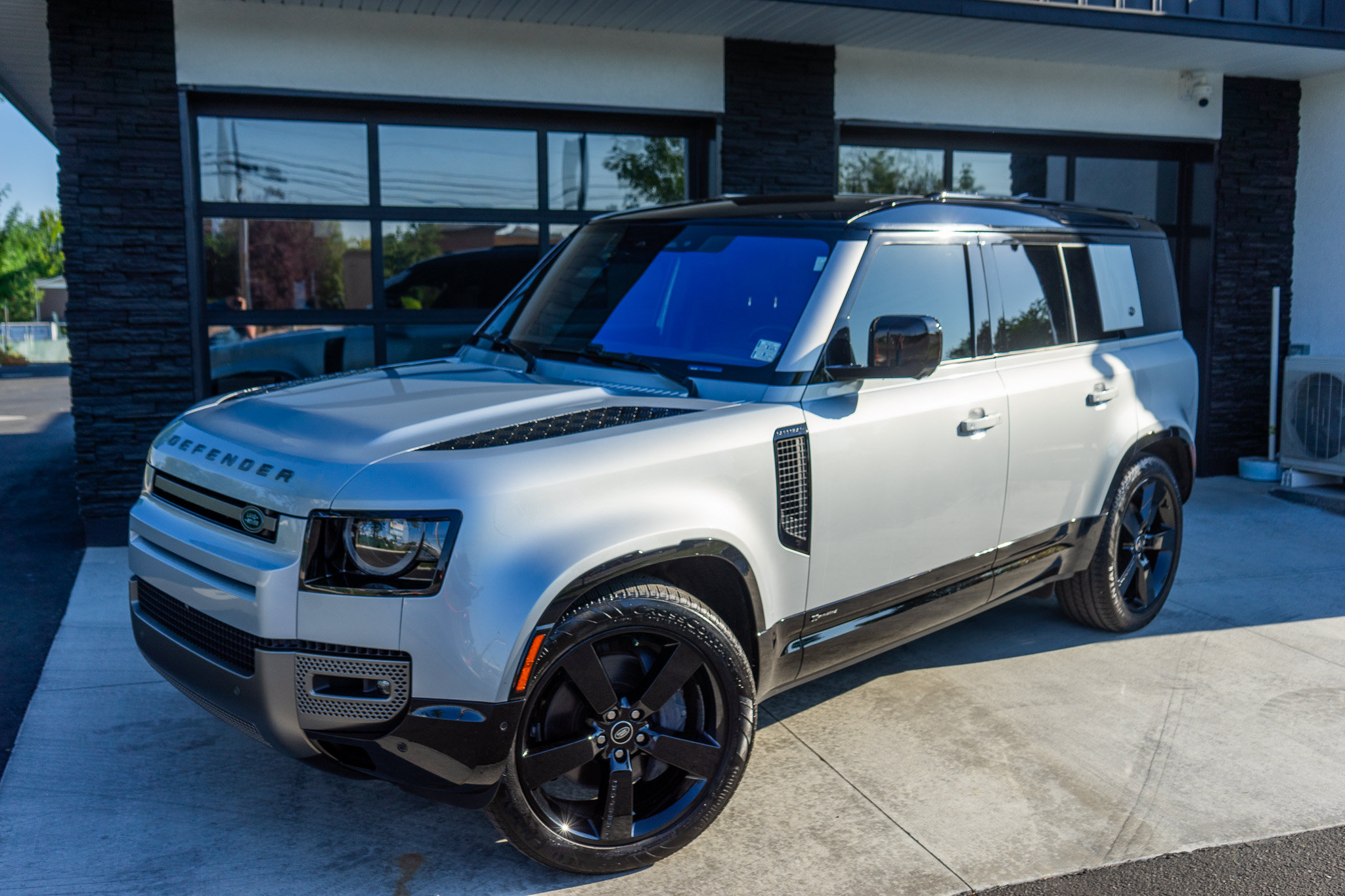 Used 2021 Land Rover Defender 110 X-Dynamic HSE AWD/4WD image 3