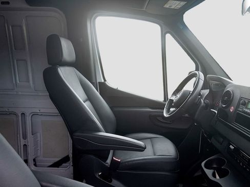Used 2025 Mercedes-Benz Sprinter 2500 image 19
