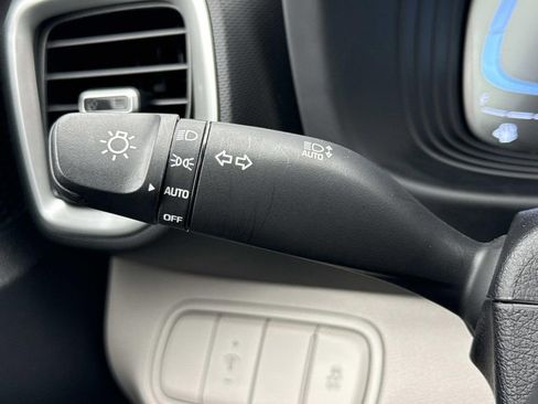 Used 2025 Hyundai Venue SEL FWD image 11