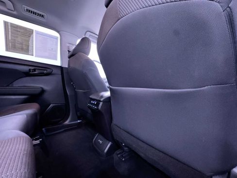 Used 2025 Toyota Highlander LE FWD image 40