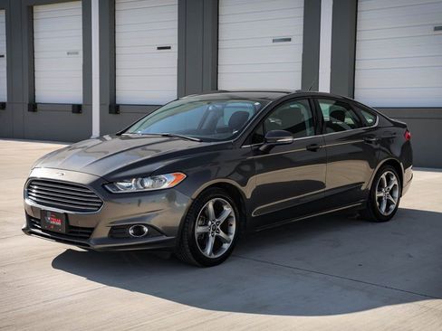 Used 2015 Ford Fusion SE image 4