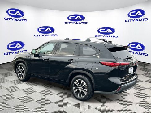 Used 2021 Toyota Highlander XLE image 6