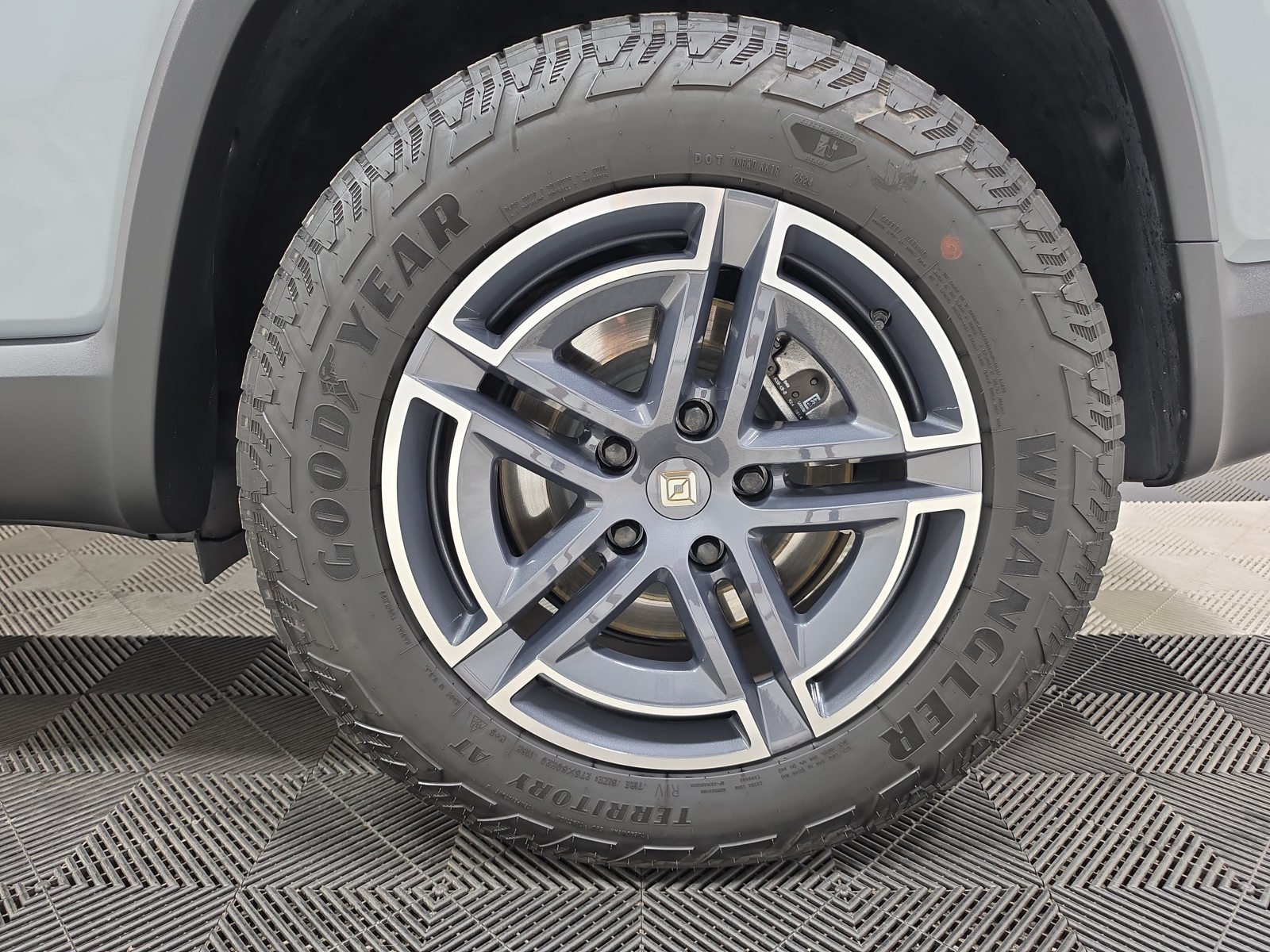 Used 2025 Rivian R1S Adventure Dual AWD/4WD image 10