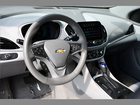 Used 2017 Chevrolet Volt LT w/ Comfort Package FWD image 13