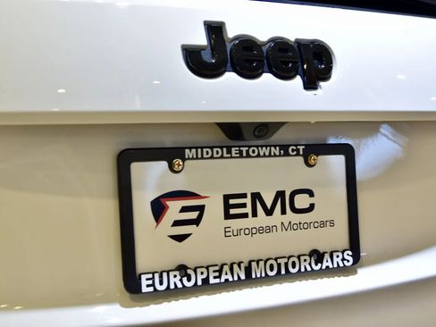 Used 2022 Jeep Grand Cherokee Laredo X image 10