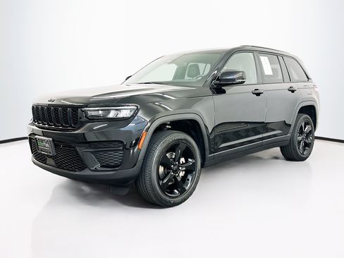 Used 2023 Jeep Grand Cherokee Altitude AWD/4WD image 3