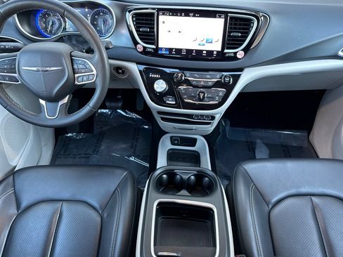 Used 2023 Chrysler Pacifica Touring-L FWD image 13